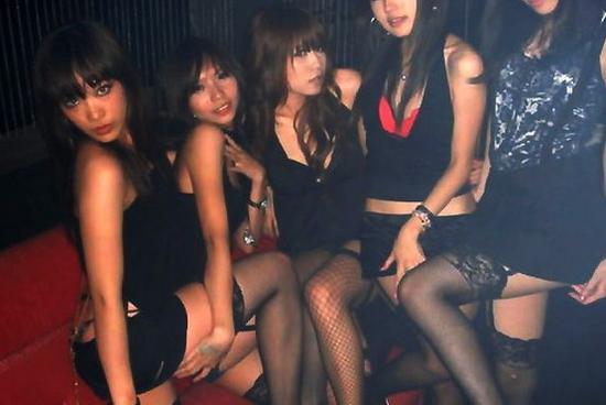 Chicas calientes en el bar nocturno de Japón