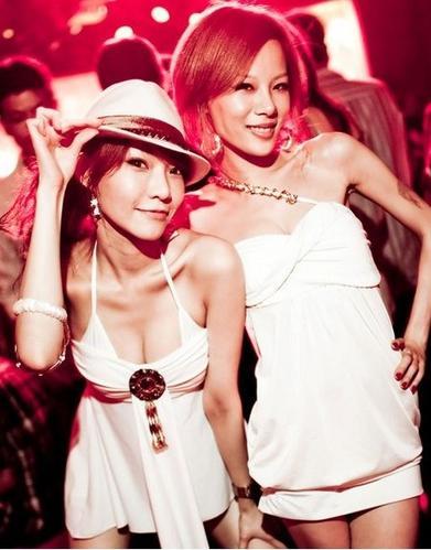 Chicas calientes en el bar nocturno de Japón