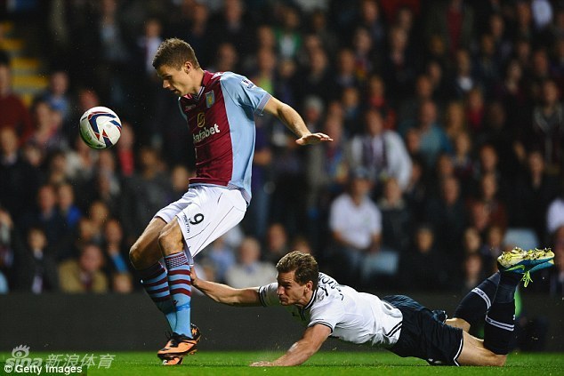 Jan Vertonghen baja los pantalones a Nicklas Helenius,en el campo de fútbol! 1