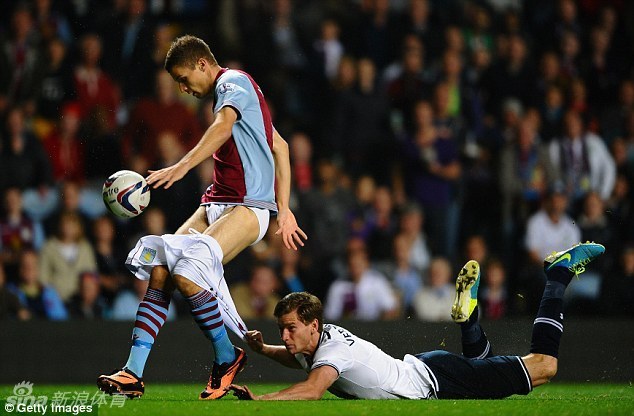 Jan Vertonghen baja los pantalones a Nicklas Helenius,en el campo de fútbol! 2