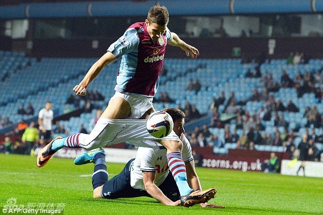 Jan Vertonghen baja los pantalones a Nicklas Helenius,en el campo de fútbol! 3