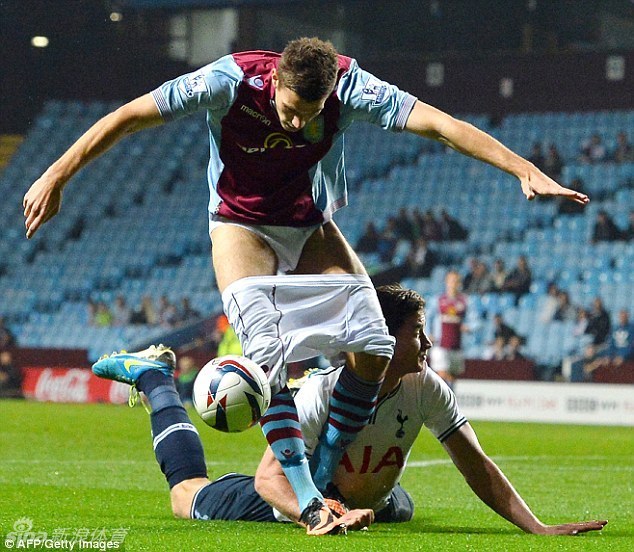 Jan Vertonghen baja los pantalones a Nicklas Helenius,en el campo de fútbol! 4