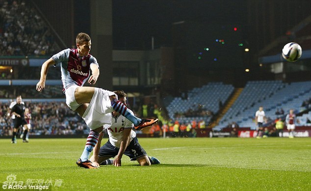 Jan Vertonghen baja los pantalones a Nicklas Helenius,en el campo de fútbol! 5