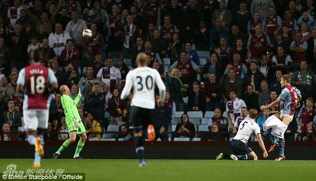 Jan Vertonghen baja los pantalones a Nicklas Helenius,en el campo de fútbol! 6