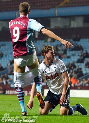 Jan Vertonghen baja los pantalones a Nicklas Helenius,en el campo de fútbol! 7