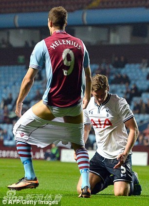 Jan Vertonghen baja los pantalones a Nicklas Helenius,en el campo de fútbol! 8