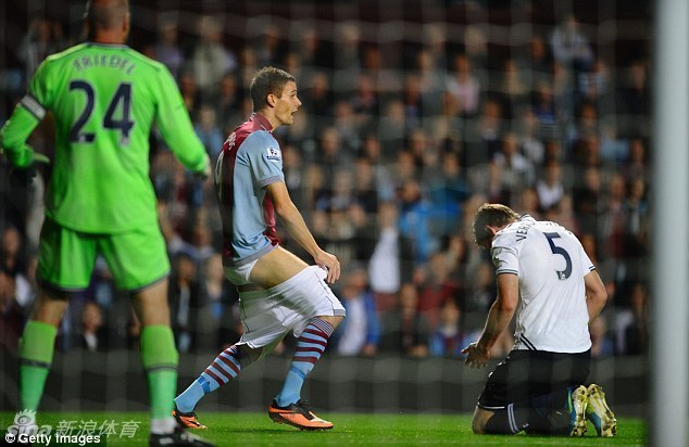 Jan Vertonghen baja los pantalones a Nicklas Helenius,en el campo de fútbol! 9