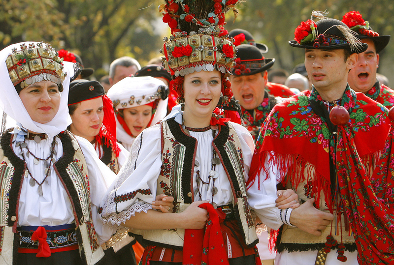 Vestido tradicional de la novia de Romania