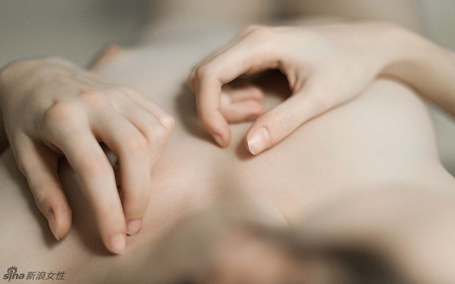 Cuerpos desnudos de las chicas jóvenes