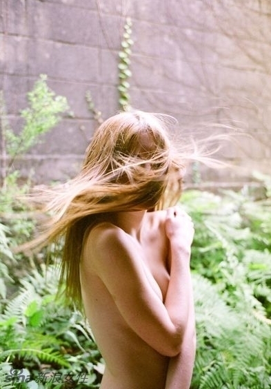 Cuerpos desnudos de las chicas jóvenes