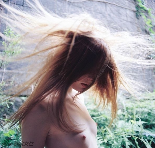 Cuerpos desnudos de las chicas jóvenes