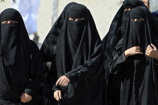 Conducir afecta pelvis y ovarios de mujeres, según religioso saudita