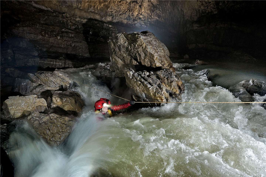 Se descubren cuevas gigantes en Chongqing, China por los exploradores estadounidenses