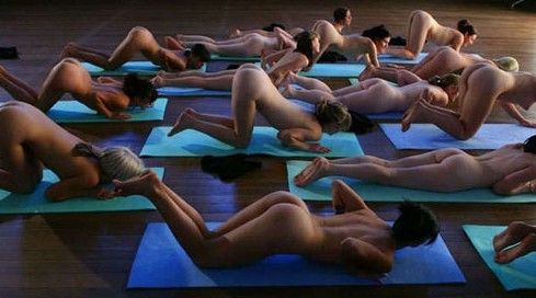 Practicar yoga desnuda está de moda 
