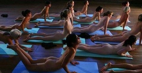 Practicar yoga desnuda está de moda 