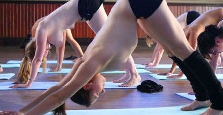 Practicar yoga desnuda está de moda 