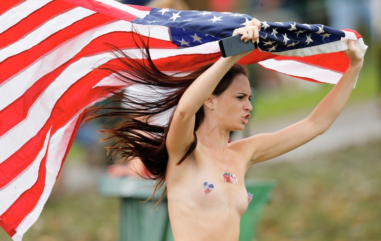 Mujer desnuda corre en torneo de golf en Ohio, EE.UU.