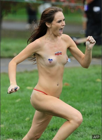 Mujer desnuda corre en torneo de golf en Ohio, EE.UU.