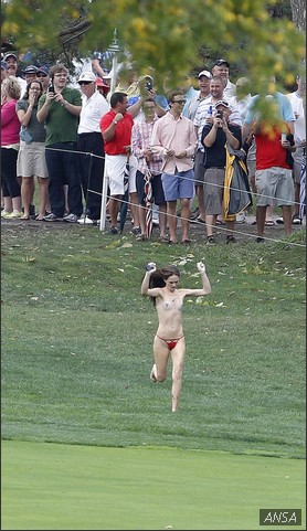 Mujer desnuda corre en torneo de golf en Ohio, EE.UU.