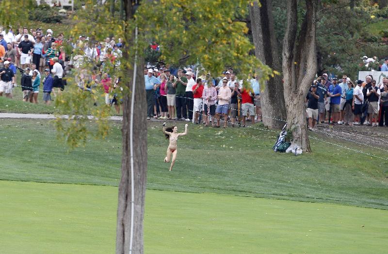 Mujer desnuda corre en torneo de golf en Ohio, EE.UU.