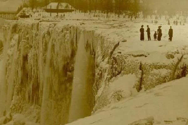 Aunque no lo creas, en 1848 tras una ola de frío, las famosas cataratas del Niagara alcanzaron los -35°C y quedaron completamente congeladas.