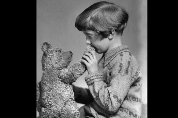 En 1920 nació Christopher Robin Milne, hijo de Alexander Milne, escritor de las famosas historias de Winnie The Pooh. Christopher junto con su pequeño osito de 60 cm de altura y color claro fueron la inspiración de Milne para escribir la historia.