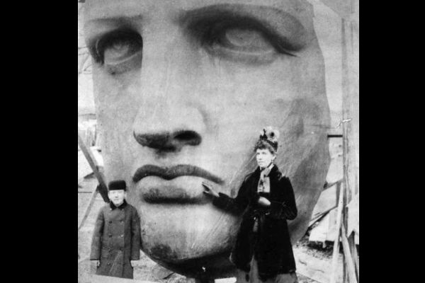 Uno de los monumentos más famosos del mundo es la Estatua de la Libertad, regalada por Francia a Estados Unidos, símbolo de la libertad de los oprimidos. El 17 de junio de 1885 la Estatua de la Libertad llega a New York, y es en ese momento cuando se toma esta fotografía. 