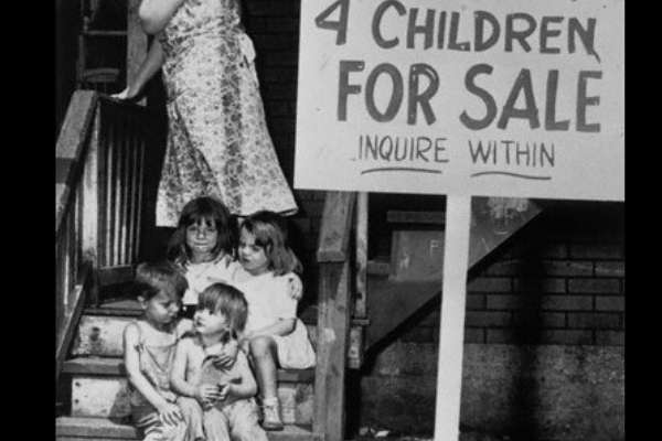 Debido a la extrema pobreza que en los años 40 se vivía en Estados Unidos, algunos padres tenían que poner a sus hijos en venta; esta fotografía es un claro ejemplo de lo que en aquél entonces sucedía.