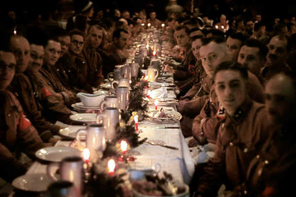 Durante la Navidad de 1941, el fotógrafo de Adolf Hitler tomó fotografías de él y la élite militar durante su celebración; cabe destacar que durante la época Nazi se buscó cambiar la Navidad cristiana y crear villancicos, adornos y hasta envolturas de regalo con insignias Nazis.