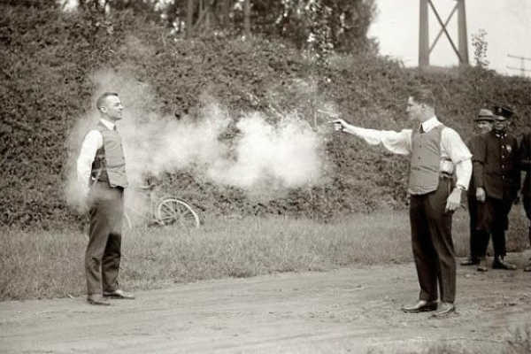 El 13 de septiembre de 1923 fue tomada esta fotografía, en donde se muestra a W.H. Murphy con un chaleco antibalas y siendo disparado con un revólver; siendo así la primera prueba efectiva de este tipo de chalecos.