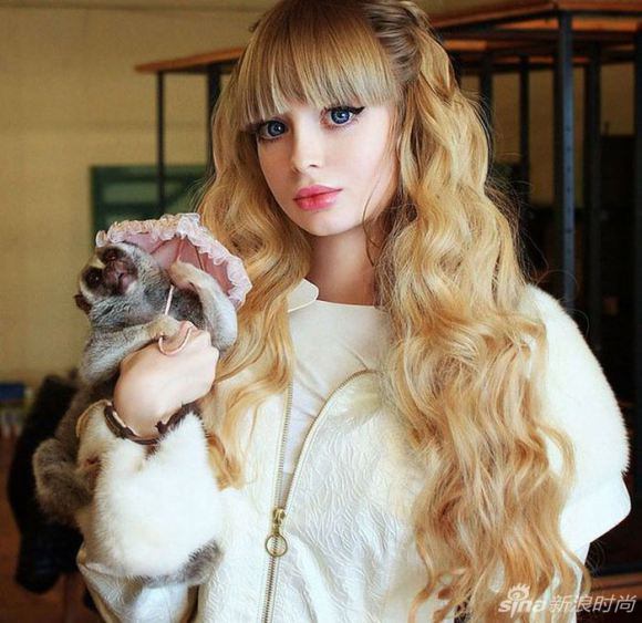 Revelan nuevas fotos de “Barbie humana” Anzhelika Kenova