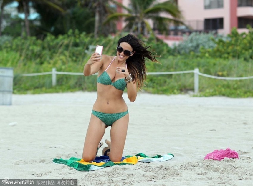 Modelo italiana Claudia Romani toma fotos sexys en la playa