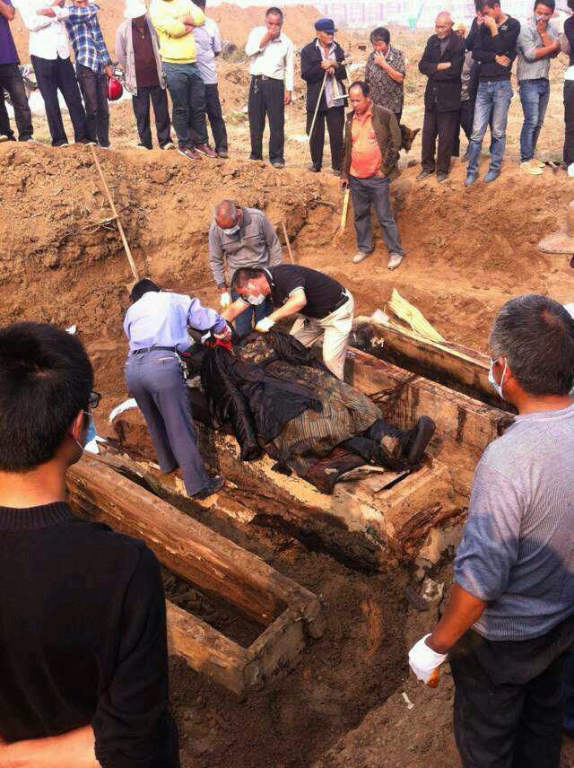 Desenterrado cadáver seco en vestido de la dinastía Qing en provincia Henan