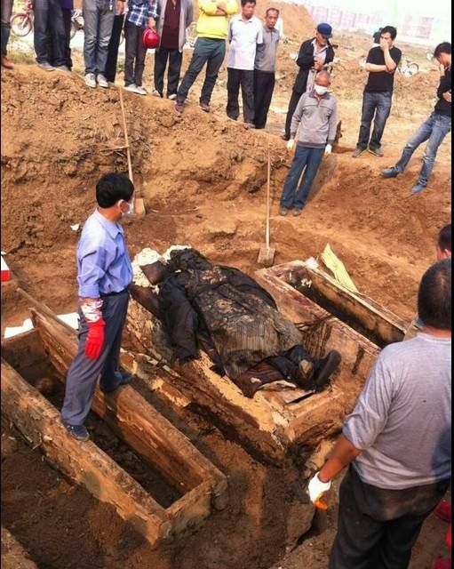 Desenterrado cadáver seco en vestido de la dinastía Qing en provincia Henan