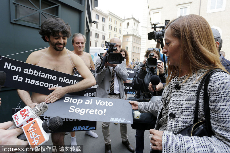 Manifestantes desnudos de Avaaz protestan ante el Senado en Roma, Italia