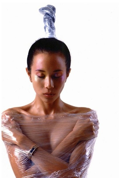 Actriz china Karen Mok posa desnuda para celebrar el vigésimo aniversario de su carrera artística2