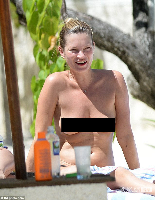 Kate Moss toma el sol desnuda en la playa 
