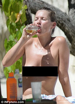 Kate Moss toma el sol desnuda en la playa 