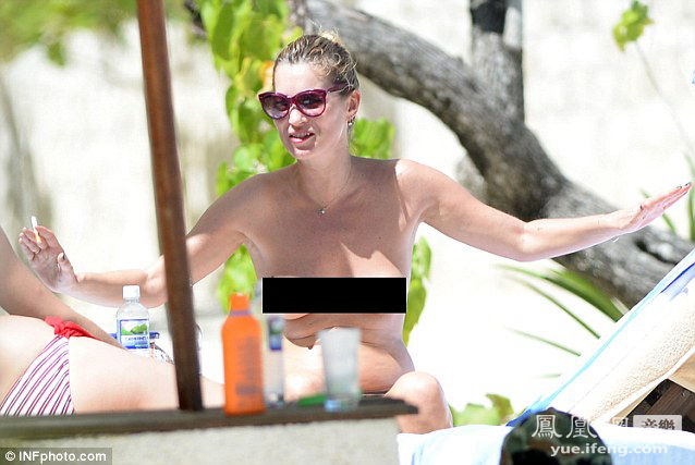 Kate Moss toma el sol desnuda en la playa 