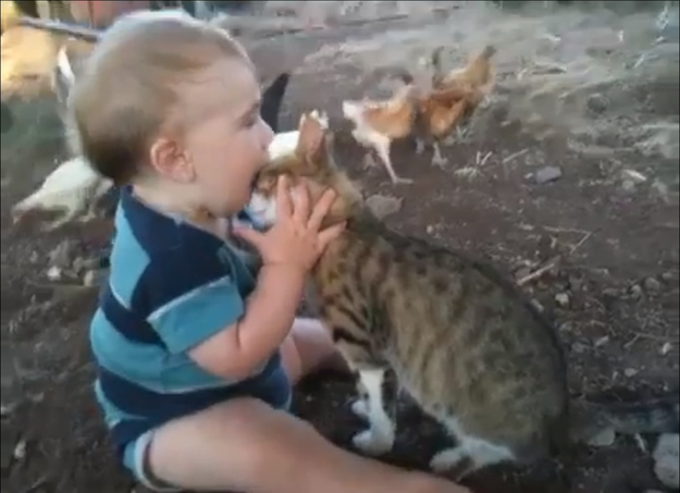 Fotos divertidas de bebé y mascota: &apos;mamá, estoy hambre&apos;