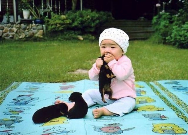 Fotos divertidas de bebé y mascota: &apos;mamá, estoy hambre&apos;