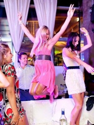 Chicas rusas guapas en el bar nocturno 