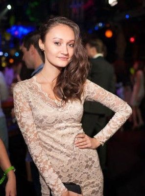 Chicas rusas guapas en el bar nocturno 