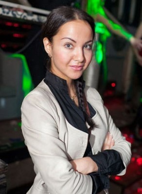 Chicas rusas guapas en el bar nocturno 