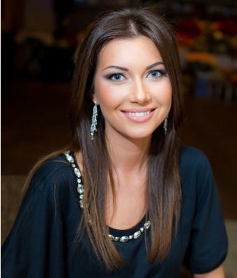 Chicas rusas guapas en el bar nocturno 