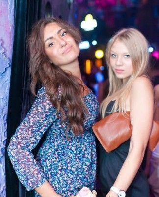 Chicas rusas guapas en el bar nocturno 