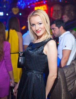 Chicas rusas guapas en el bar nocturno 