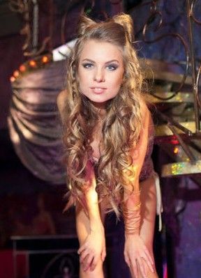 Chicas rusas guapas en el bar nocturno 