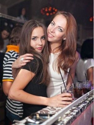 Chicas rusas guapas en el bar nocturno 