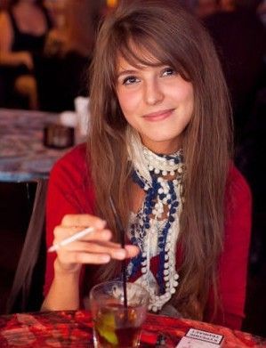 Chicas rusas guapas en el bar nocturno 